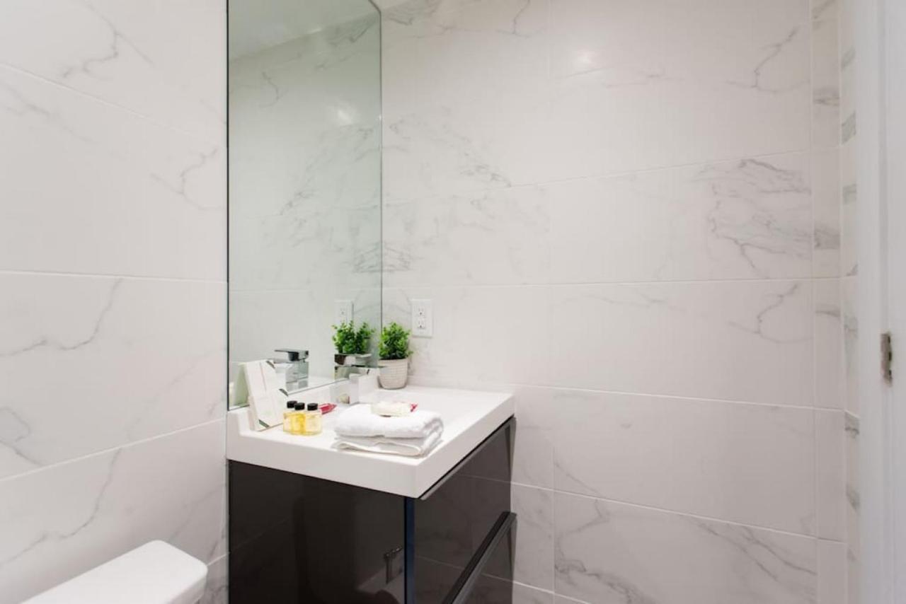 Palms Little Italy Studio With Full Bathroom By Denstays Montreal Exterior photo