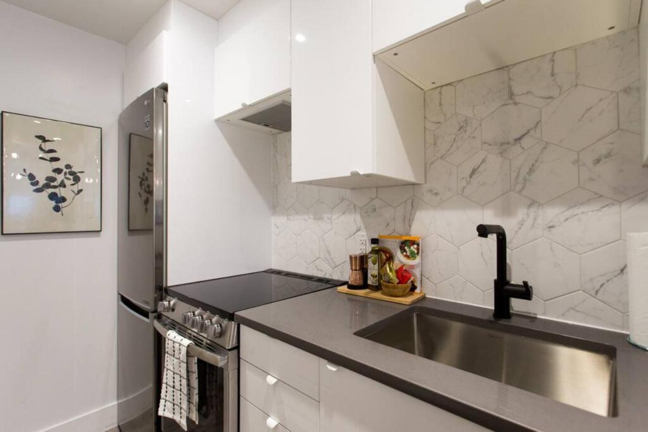 Palms Little Italy Studio With Full Bathroom By Denstays Montreal Exterior photo